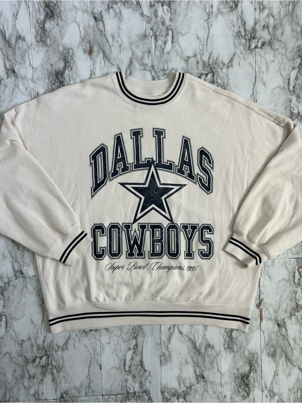 Abercrombie & Fitch X NFL women’s large Dallas Cowboys Crewneck sweatshirt